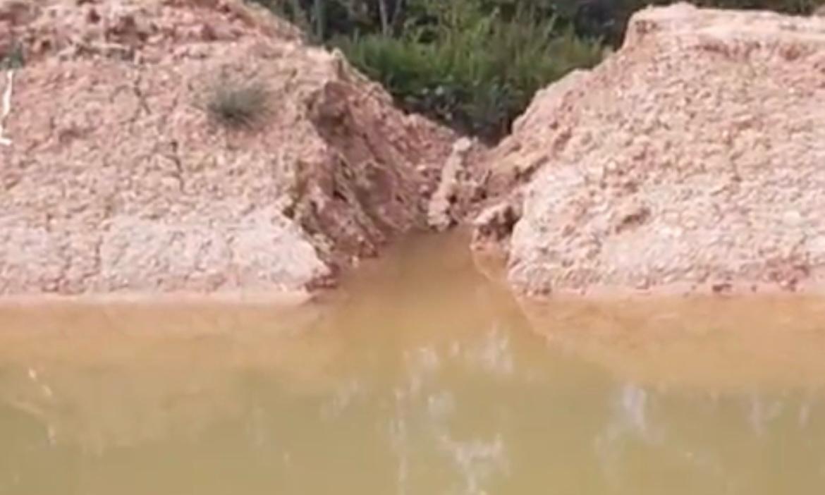 MENJERIT: Kolam penampungan limbah yang dijebol hingga membuat air limbah mengalir ke pesisir yang lokasinya berdampingan. (FOTO: IST)