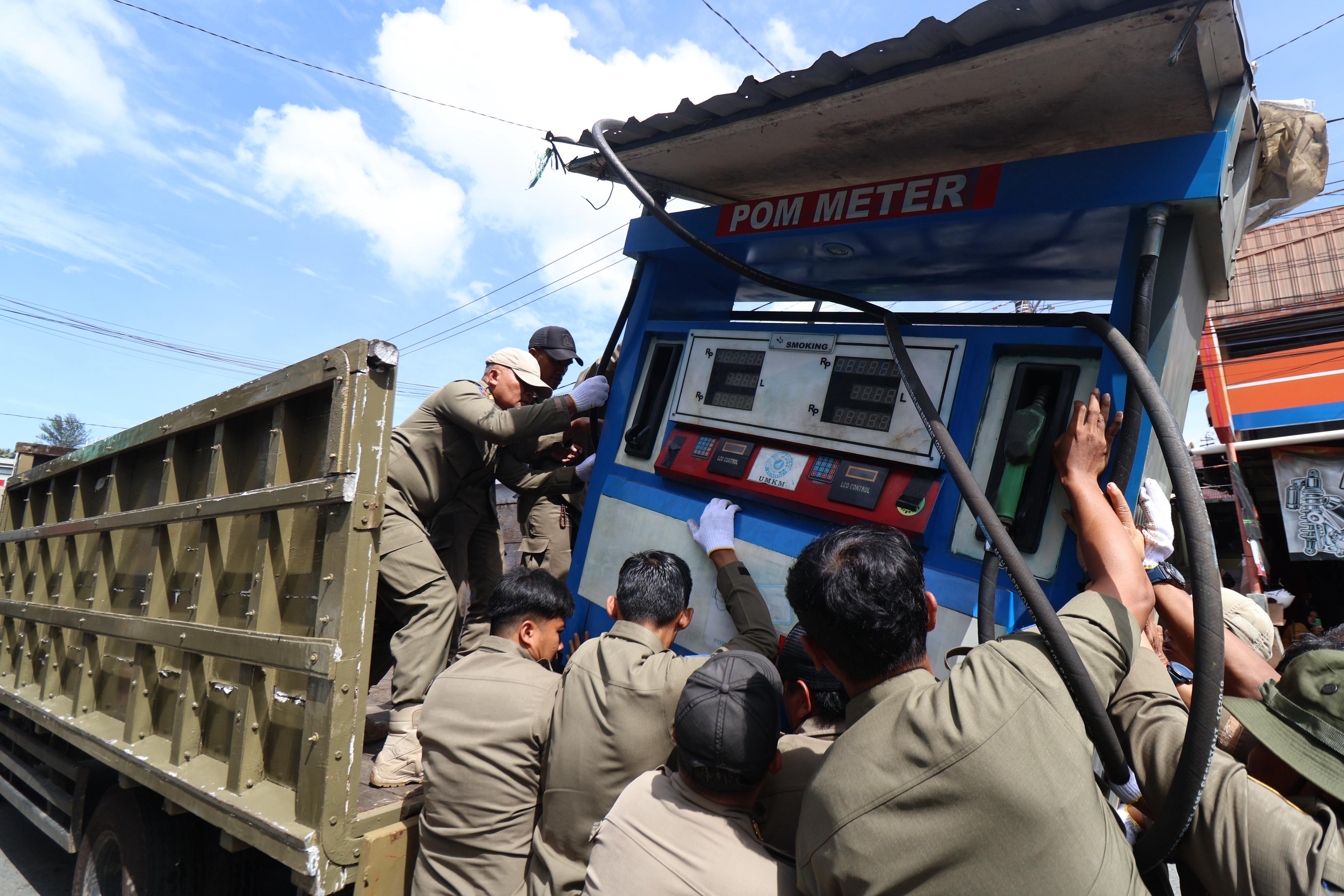 PENERTIBAN: Setelah sempat terhenti cukup lama. Kini operasi gabungan penertiban kembali dilakukan oleh petugas Satpol PP, Selasa (25/2).
