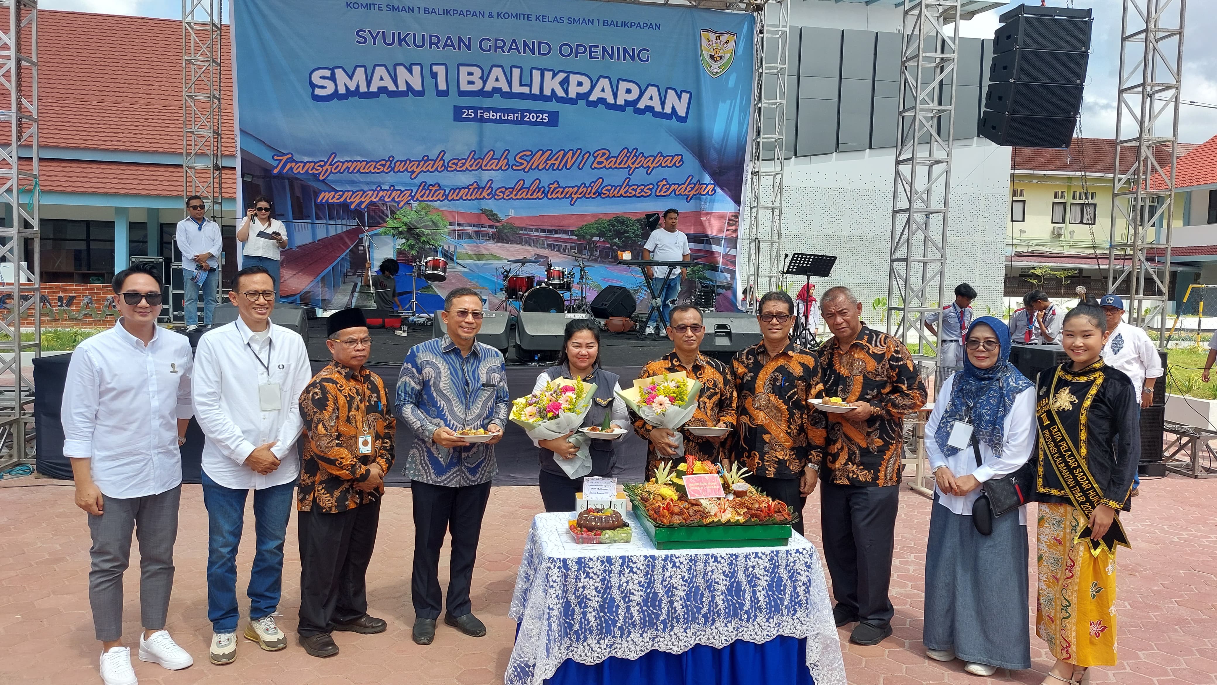 Adam Dustin (kiri) dan Joko Suseno (kedua kiri) bersama kepala sekolah serta guru SMAN 1 Balikpapan saat syukuran grand opening, Selasa (25/2).