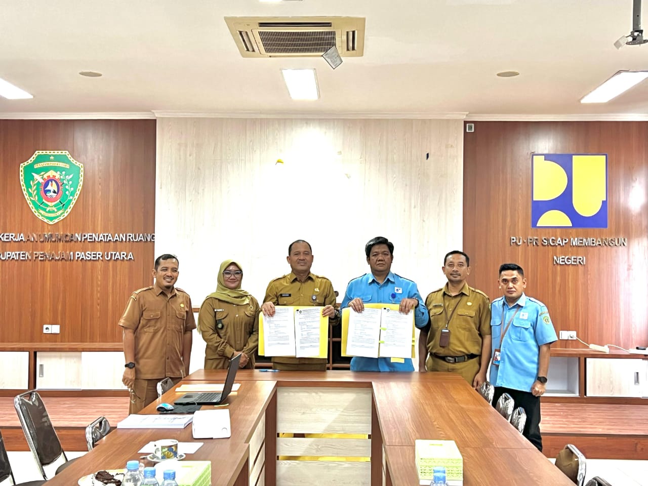 Direktur Perumda AMDT PPU, Abdul Rasyid (tiga kanan) dan Plt Kepala Dinas PUPR PPU, Sodikin (tiga kiri) saat serah terima pembangunan pipa JDU untuk segera dimanfaatkan melayani kebutuhan air bersih.
