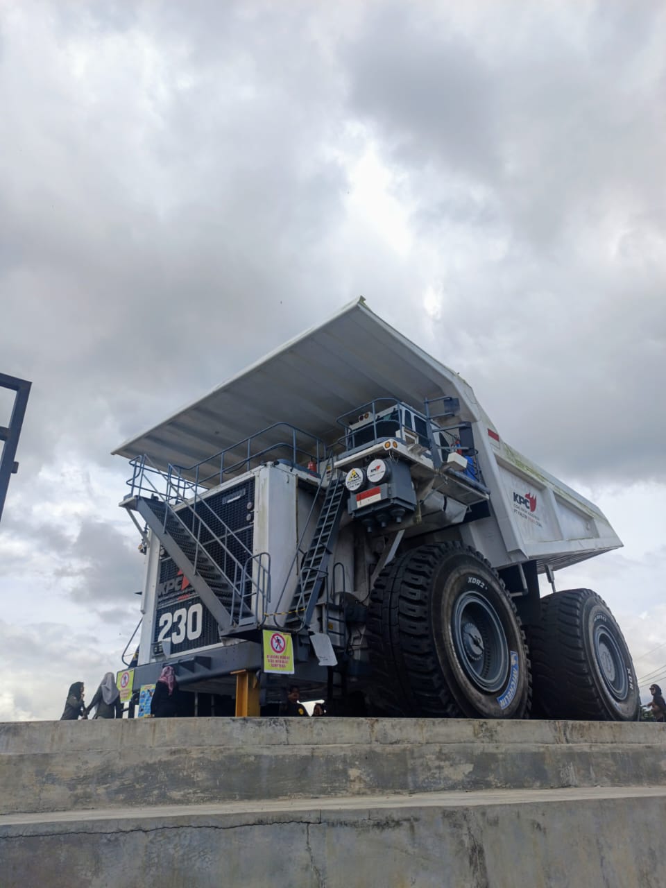 Ikon Tambang Dump Truck Liebherr di Bukit Pandang, Sangatta Utara, Kutai Timur.