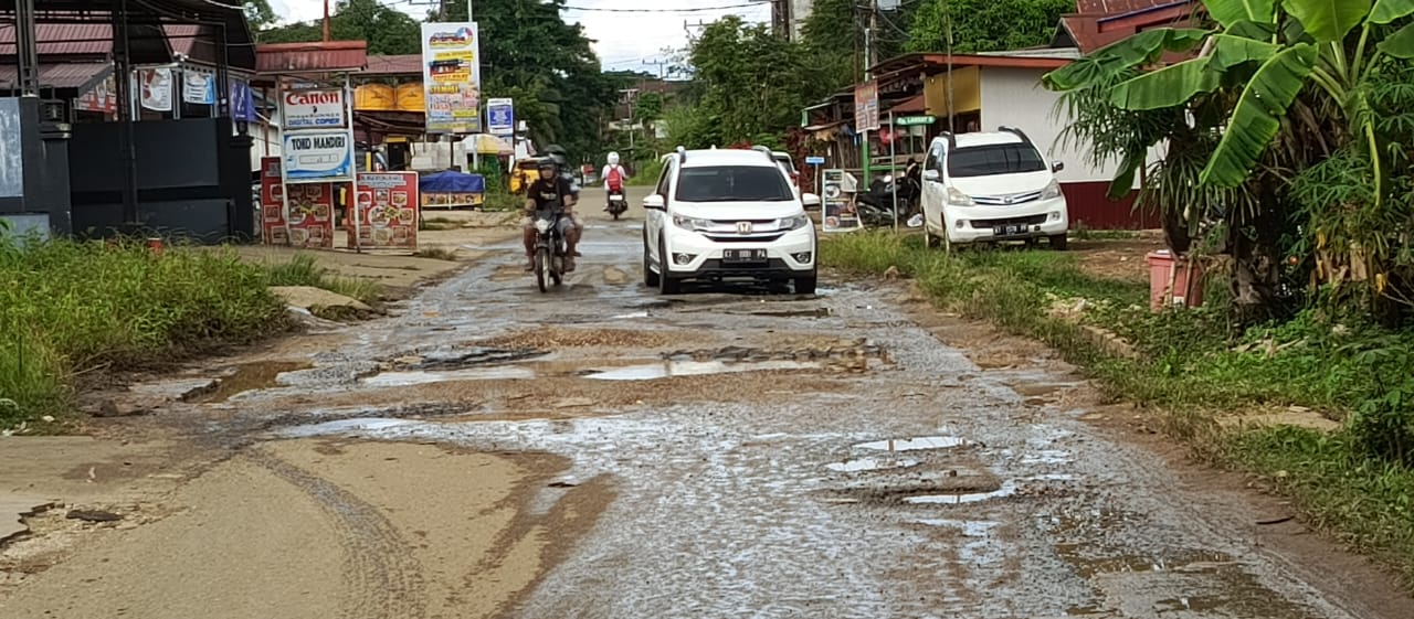 MINIM PERHATIAN: Kondisi Jalan Mentewekng, Kubar yang kerusakannya kian parah.