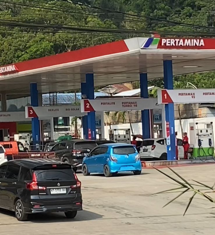 Ilustrasi. Skandal BBM Pertamina menyeret mafia migas yang mengoplos Pertalite menjadi Pertamax demi keuntungan besar.