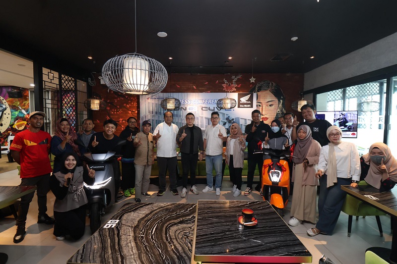 CANGGIH: Manajemen Astra Motor Kaltim 1 mengenalkan dua motor listrik terbarunya kepada masyarakat Balikpapan, kemarin (26/2).