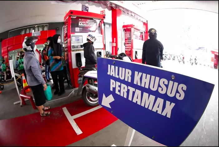 Ilustrasi masyarakat membeli Pertamax. (Foto: Jawa Pos)