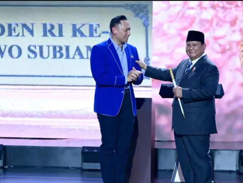 Presiden Prabowo Subianto bersama Agus Harimurti Yudhoyono (AHY) di acara penutupan Kongres VI Partai Demokrat. (FOTO: BIRO PERS SEKRETARIAT PRESIDEN)