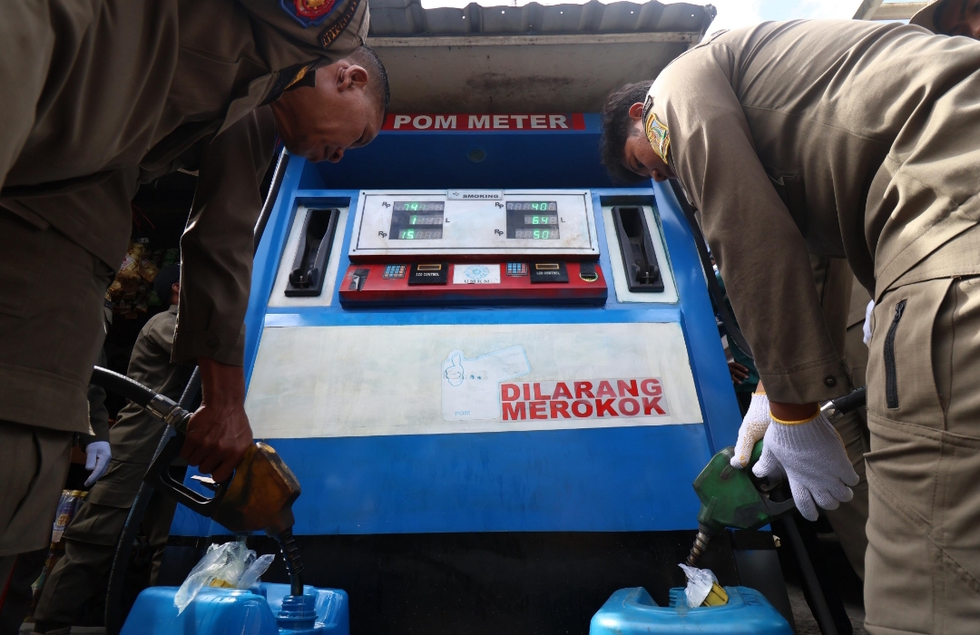 TINDAK TEGAS: Personel gabungan melakukan penertiban pom mini lagi sebelum memasuki Ramadhan.