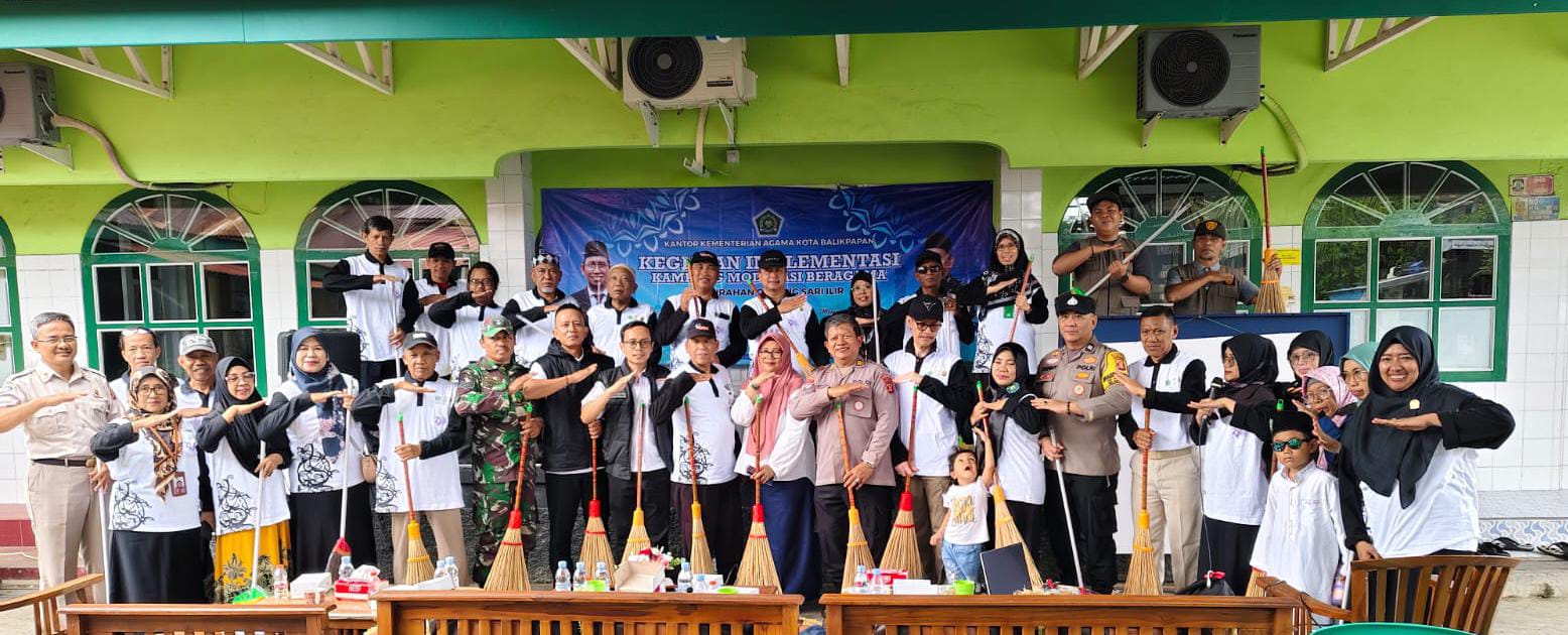 MERAWAT KERAGAMAN: Lurah Gunung Sari Ilir Arwani Ahmad (tengah) mendampingi tim dari Kantor Kemenag Balikpapan dan kepolisian serta dihadiri warga sekitar dalam Implementasi Kampung Moderasi Beragama.