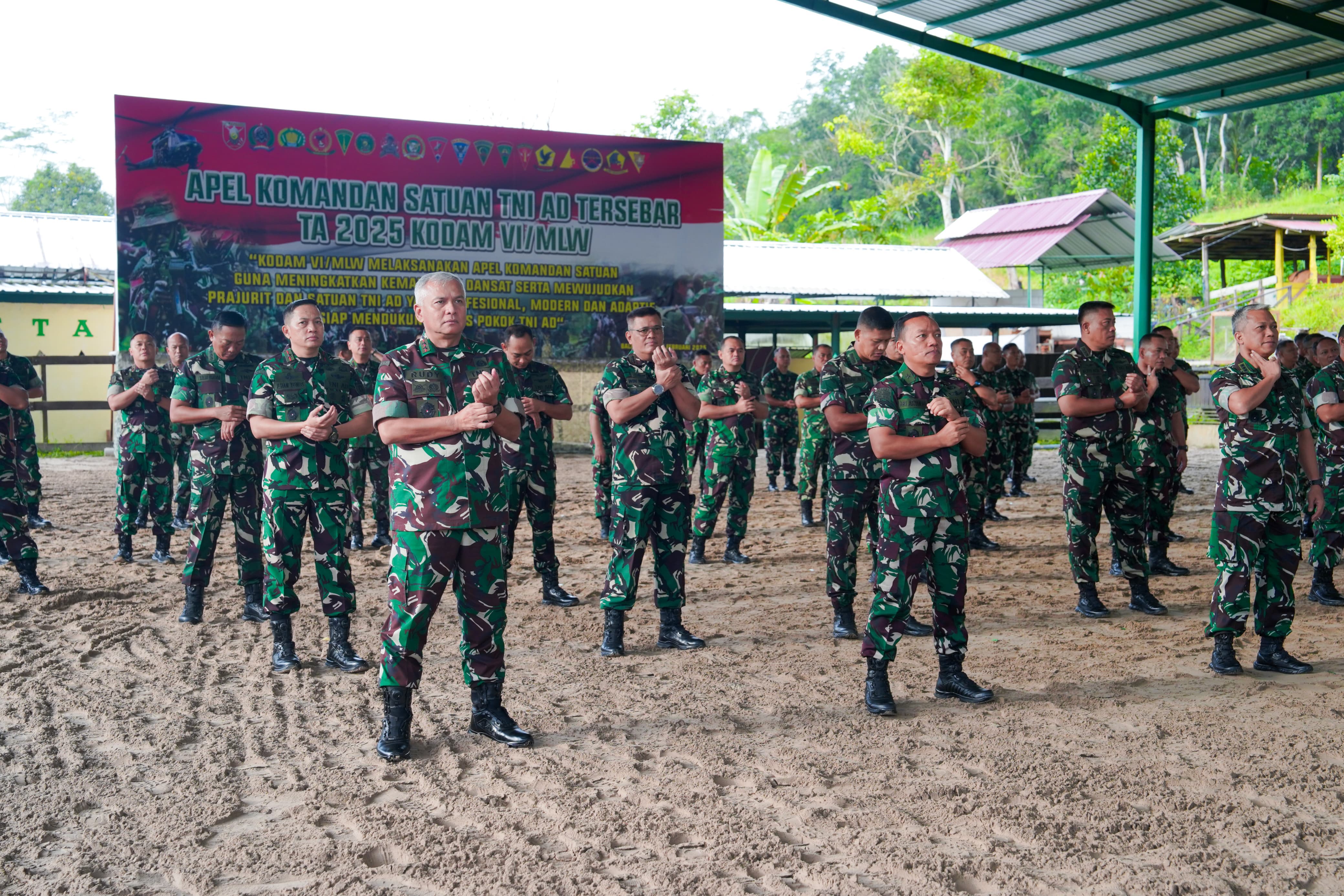 APEL DANSAT: Tingkatkan kualitas komandan satuan dan wilayah lewat apel komandan yang berlangsung di di Gifta Garden Balikpapan.