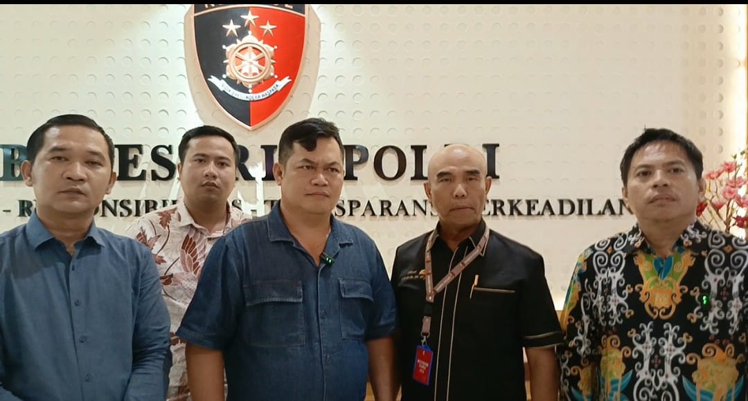 MENGGILA: Aktivis tergabung dalam Aliansi Penyelamat Hutan Kutai Barat melaporkan aktivitas koridor ke Mabes Polri. (FOTO: SUNARDI/KP)