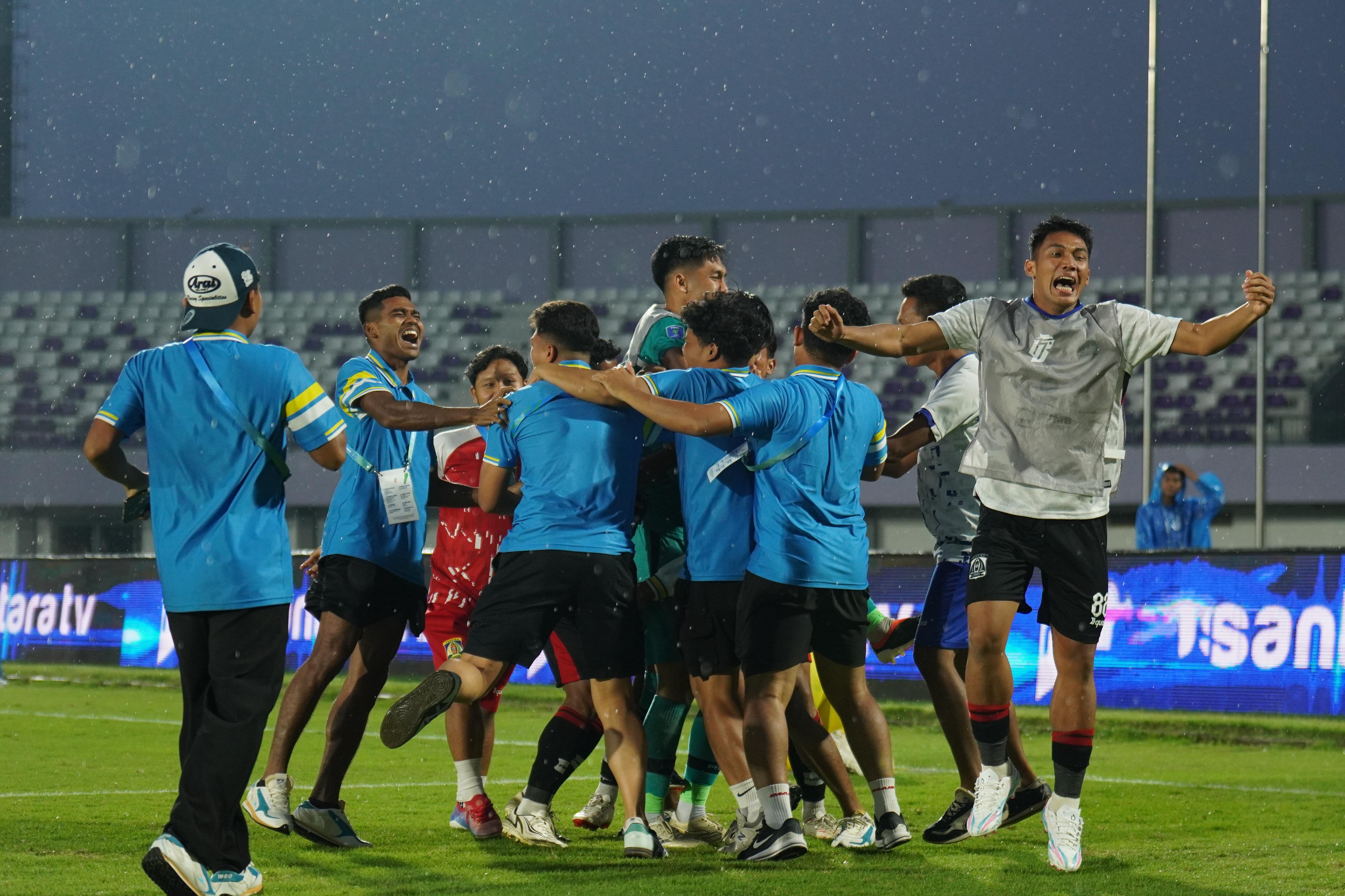 MO PERSIBA NAIK KASTA: Pemain dan ofisial Persiba merayakan kemenangan dramatis kontra PSGC kemarin (27/2).