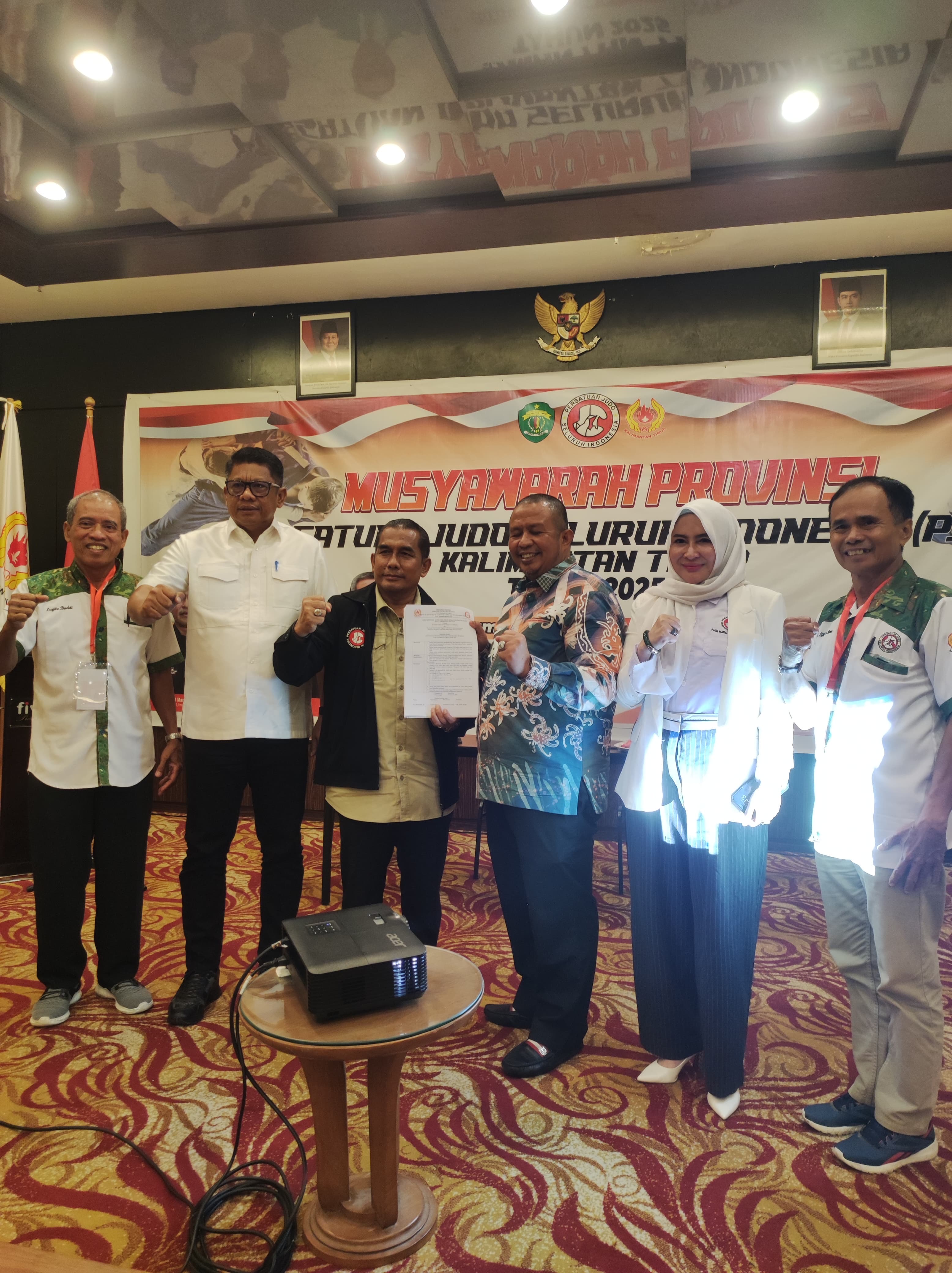 Muslimin menerima SK pembentukan tim formatur setelah terpilih sebagai ketua Pengprov PJSI Kaltim dalam musprov, Kamis (27/2).