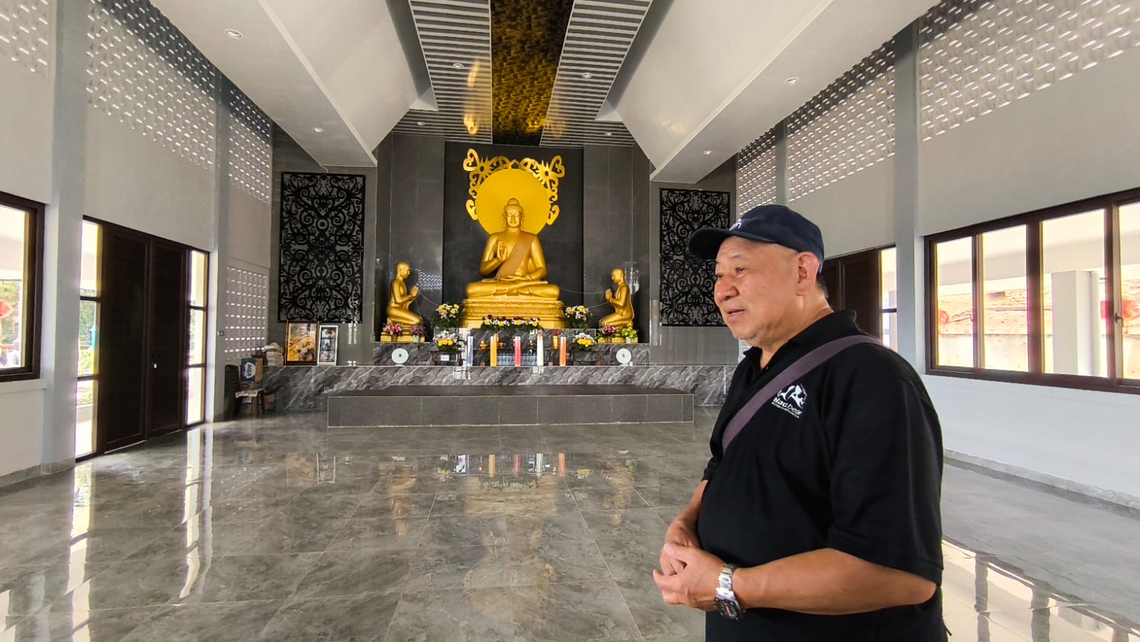 PERJUANGAN: Sonny Lesmana menunjukkan Wihara Nanasamvara. Wihara ini menjadi saksi perjuangan umat Buddha di Bontang untuk mendapatkan tempat ibadah.
