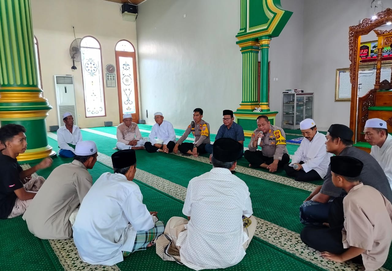 SILATURAHMI: Kapolres PPU, AKBP Supriyanto (pegang mik) saat bersilaturahmi dengan tokoh-tokoh agama di Kecamatan Babulu, untuk sambut Ramadhan yang kondusif. (FOTO: IST)