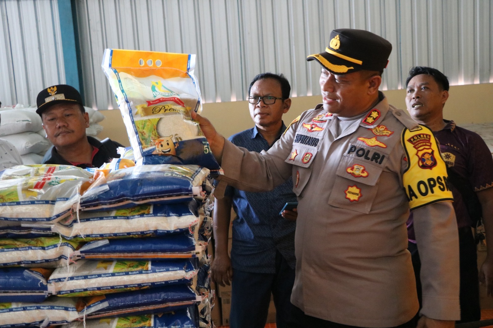 PANTAU: Kapolres PPU, AKBP Supriyanto saat melakukan sidak ke Gudang Bulog PPU untuk memastikan keamanan ketersediaan bahan pangan selama Ramadan 1446 Hijriah. (FOTO: IST)