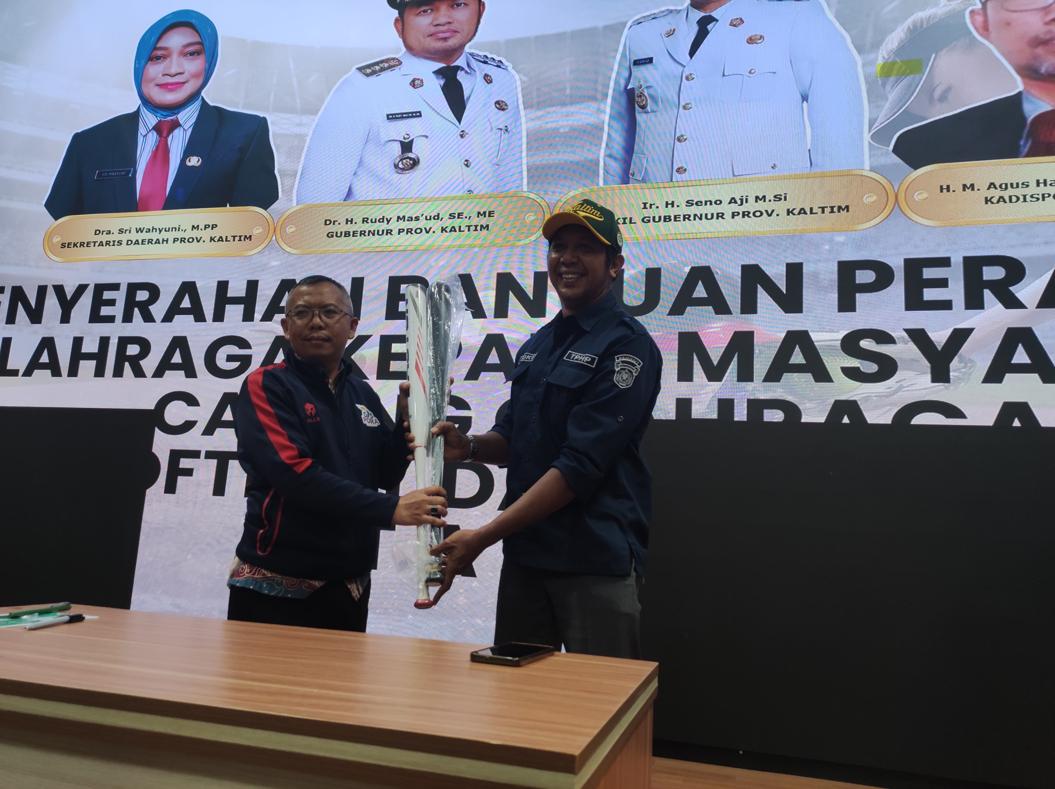 Pembagian peralatan latihan maupun tanding diharapkan bisa memecut semangat para atlet untuk meraih prestasi terbaik.