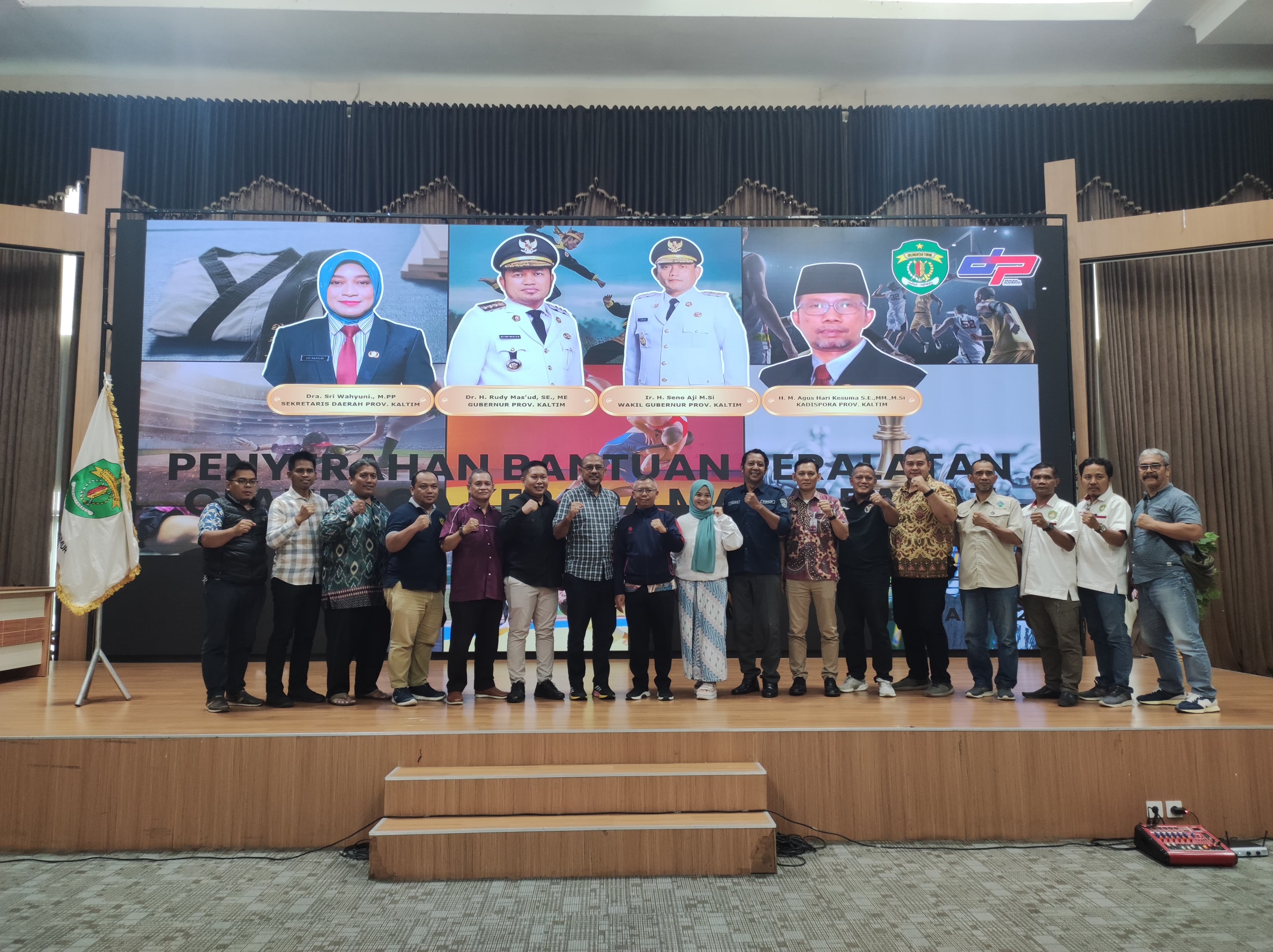 Perwakilan 13 cabor menerima bantuan peralatan latihan maupun tanding yang dananya bersumber dari aspirasi para anggota legislatif di level provinsi.