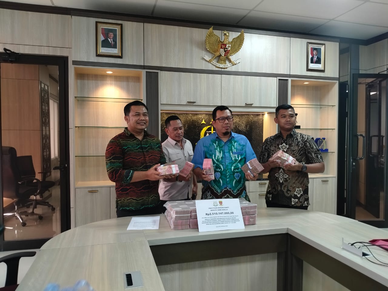 DISITA: Kejati Kaltim menyita uang senilai Rp 2,5 miliar dari Direktur Utama PT RPB berinisial SR, salah satu tersangka korupsi penyertaan modal di PT BKS, Jumat (28/2/2025)