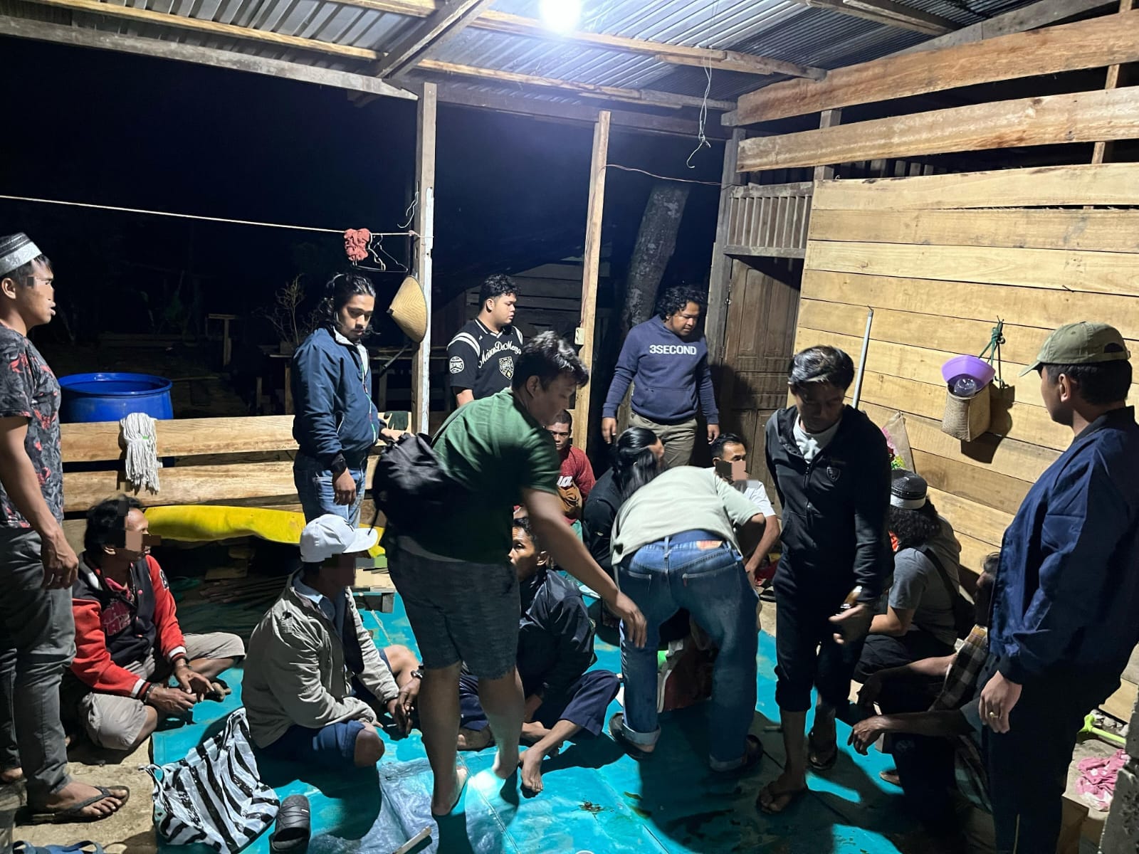 PENYAKIT MASYARAKAT: Polisi saat menggerebek aktivitas judi dadu di Desa Kerta Bumi Kecamatan Kuaro belum lama ini.