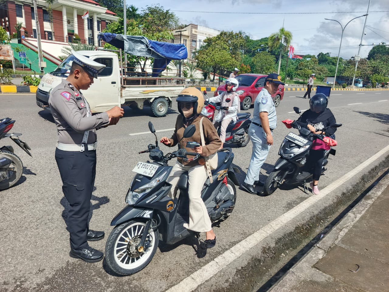 Polres Paser bersama gabungan instansi rutin menggelar operasi gabungan di wilayah Kecamatan Tanah Grogot untuk keamanan lalu lintas.