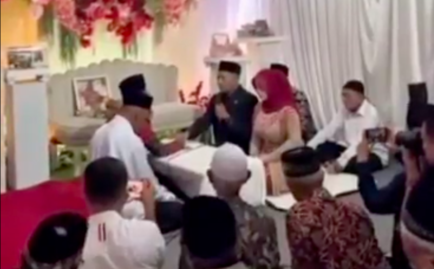 Akad nikah Bu Guru Salsa dengan kekasihnya, Luqman. (Tangkapan Layar)