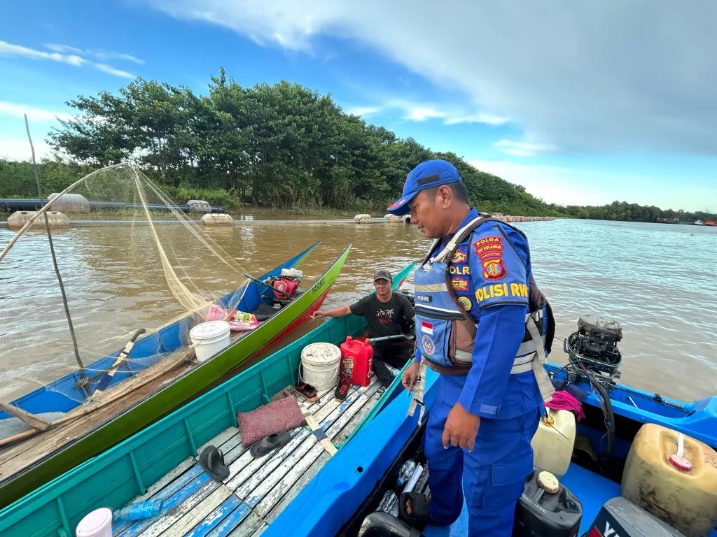 JAGA LINGKUNGAN: Personel memberikan pemahaman seputar dampak penangkapan ikan secara merusak.