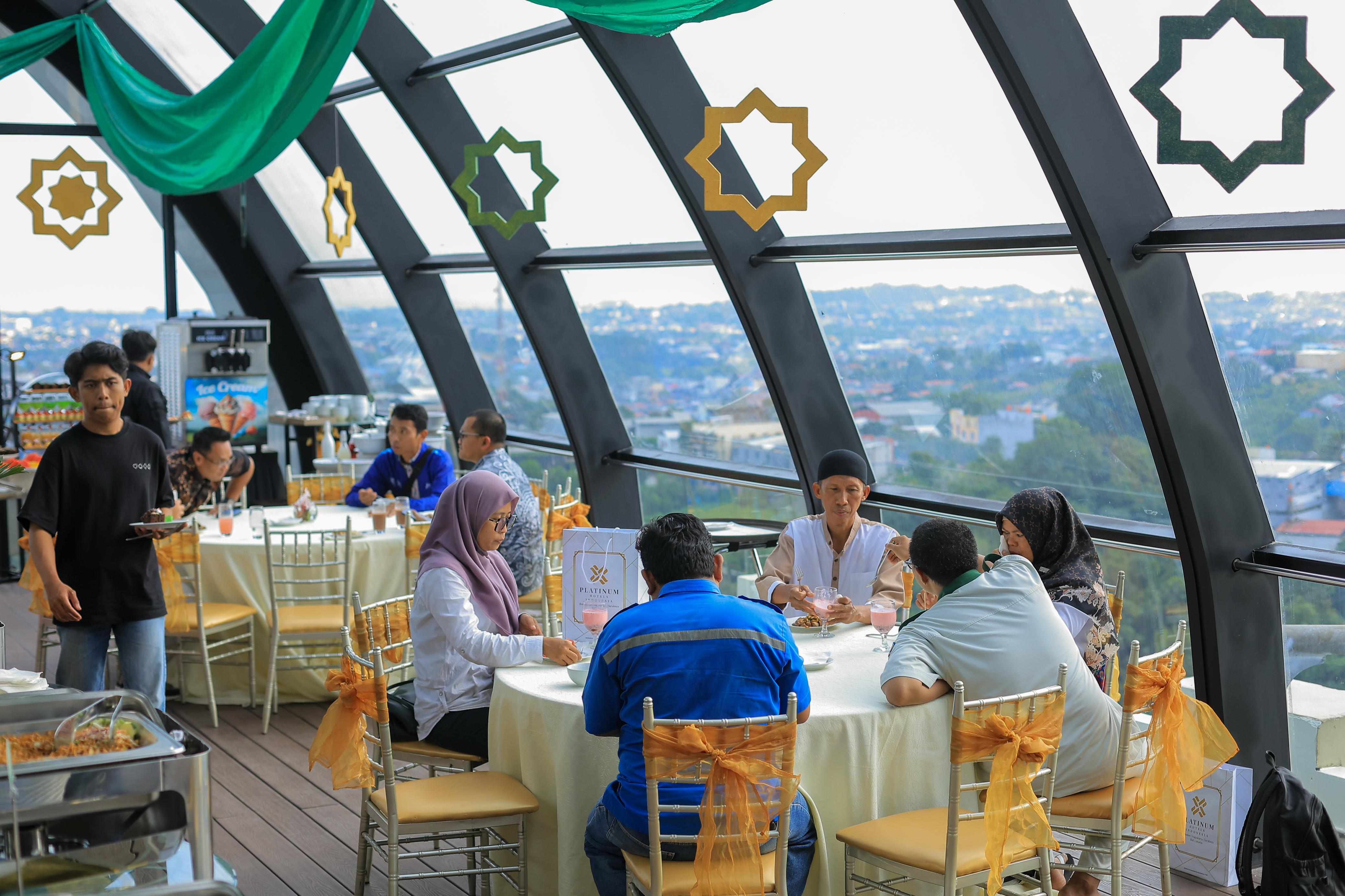 Infinity Sky Lounge di Balikpapan menyajikan tempat nongkrong dengan panorama kota dari ketinggian. (FUAD MUHAMMAD/KALTIM POST)
