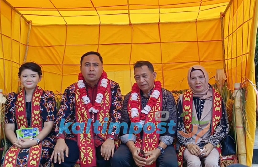 Didampingi istri, bupati beserta dan wakil bupati Kubar duduk di Pantiq disambut adat tepung tawar di Bandara Melalan.