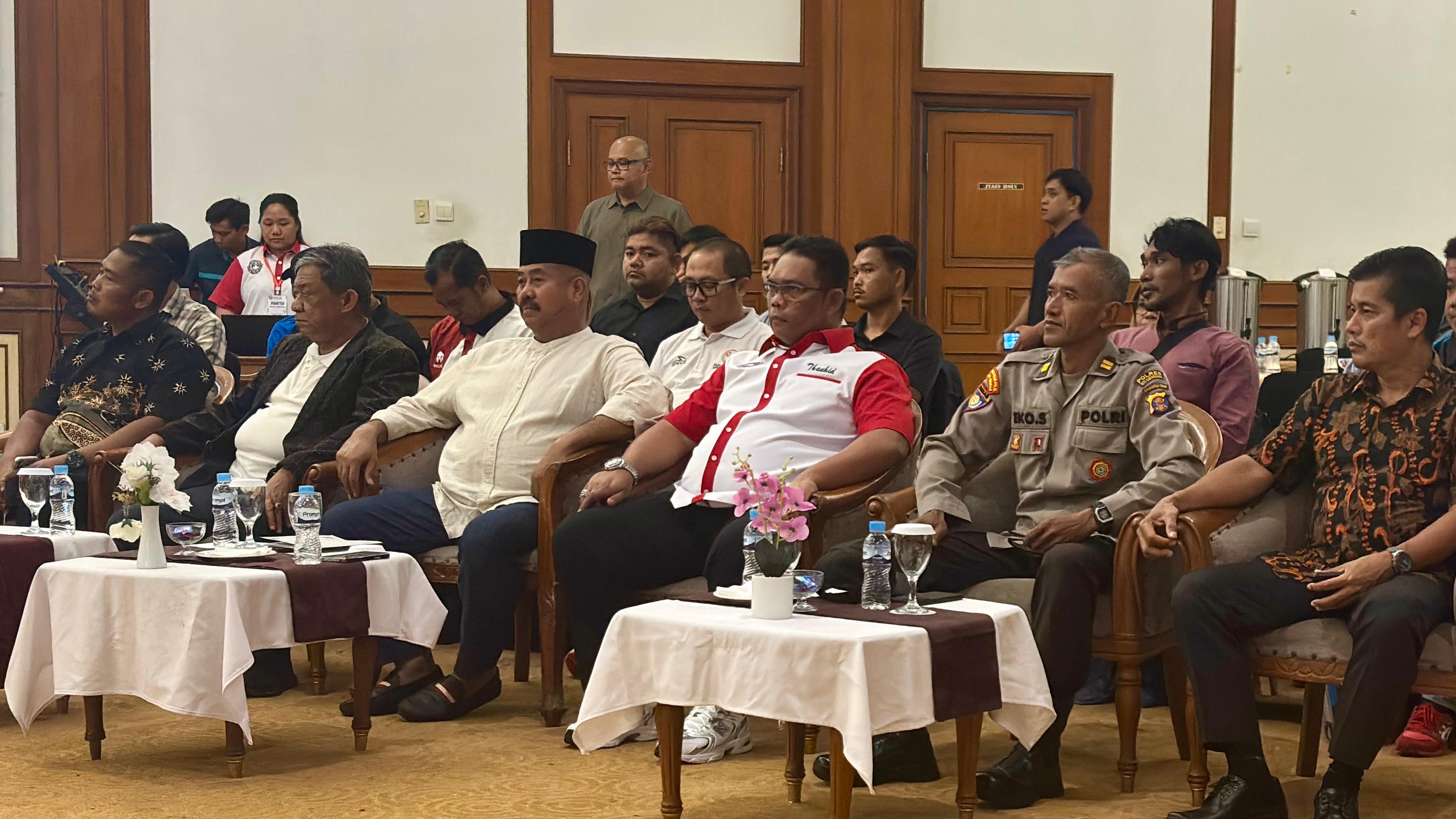 Thauhid Afrilian Noor (ketiga kanan) memastikan tahun ini Askab PSSI Kukar akan menggelar turnamen U-20 di semua kecamatan.