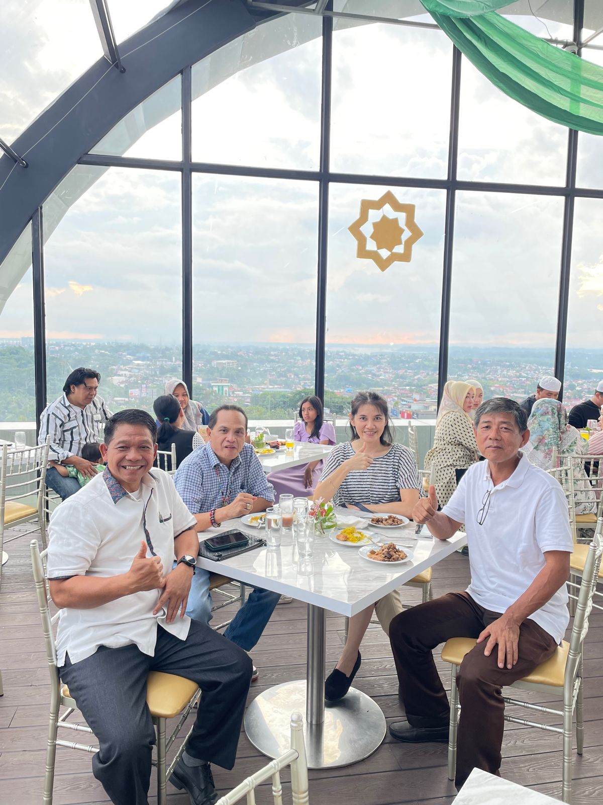 TAMBAH FASILITAS: Direktur Operasional Platinum Hotel Indonesia Soegianto (kiri) bersama pengurus Apindo Kaltim saat berada di Infinity Sky Lounge.