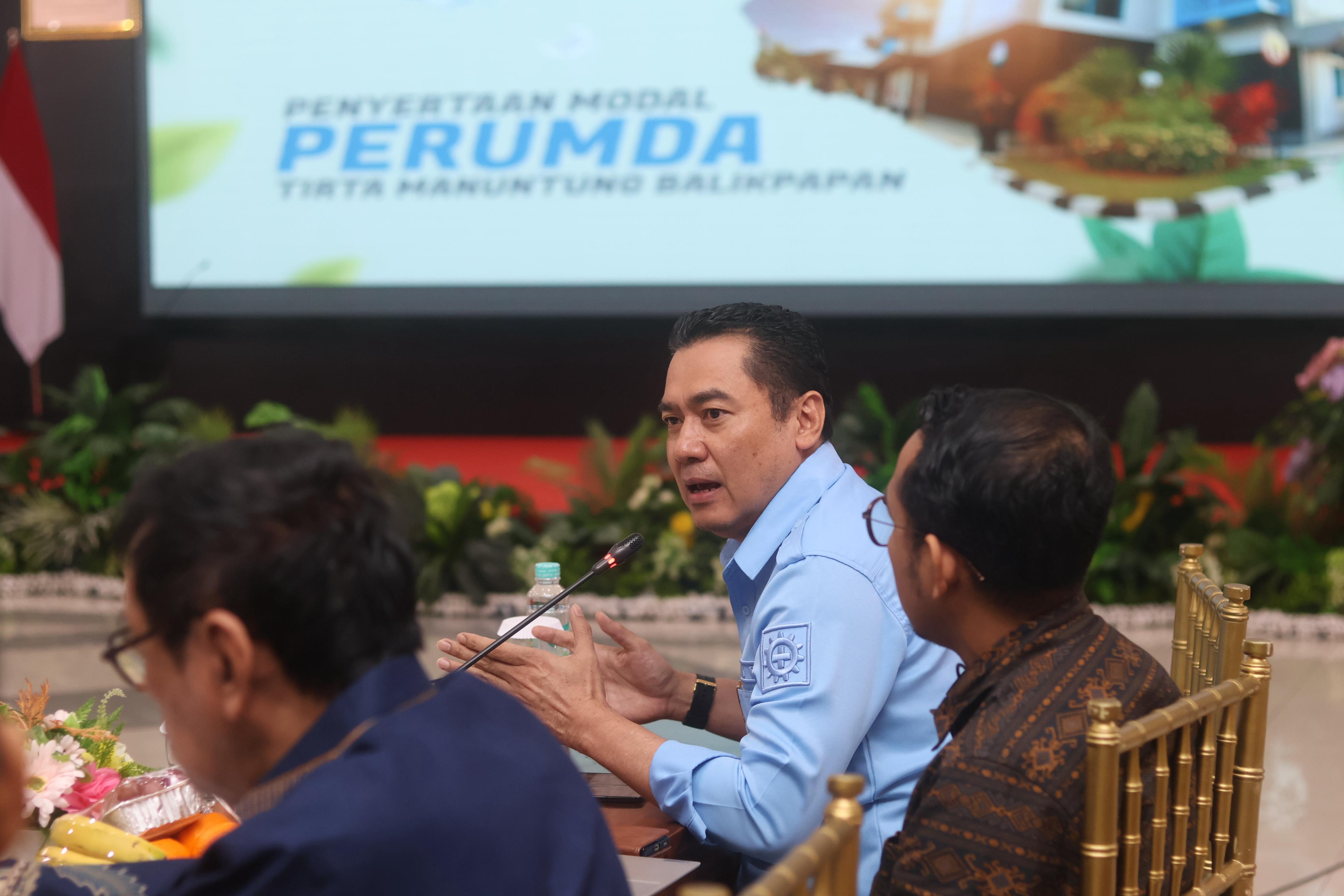 PAPARKAN PERSOALAN: Dirut Perumda Tirta Manuntung Balikpapan (PTMB) Yudhi Saharuddin memaparkan persoalan air baku di Kota Berima saat bertemu DPD RI.