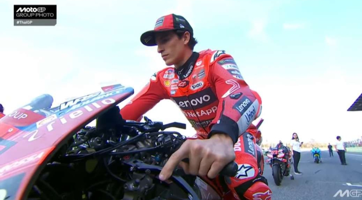 Pembalap Tim Ducati Lenovo, Marc Marquez saat sesi foto di Sirkuit Chang Buriram, Thailand. (Foto: Tangkapan layar live, MotoGP group photo)