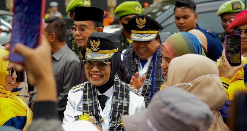 RINGANKAN BEBAN: Neni Moerniaeni menjanjikan tahun ini distribusi perlengkapan sekolah gratis menyasar seluruh siswa. (ADIEL KUNDHARA/KP)