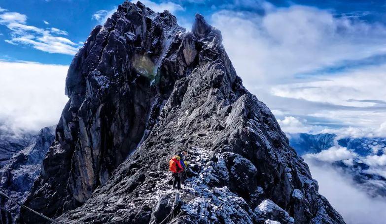 Cuaca di Gunung Carstensz terkenal ganas, dengan suhu yang bisa turun drastis kapan saja.