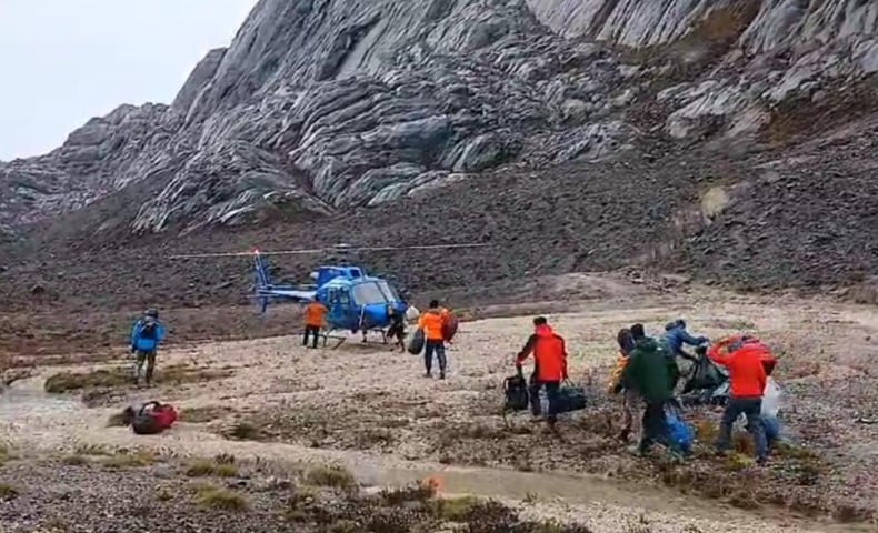 Tim SAR Timika berhasil mengevakuasi jenazah Elsa Laksono, namun satu korban lain masih dalam proses evakuasi.