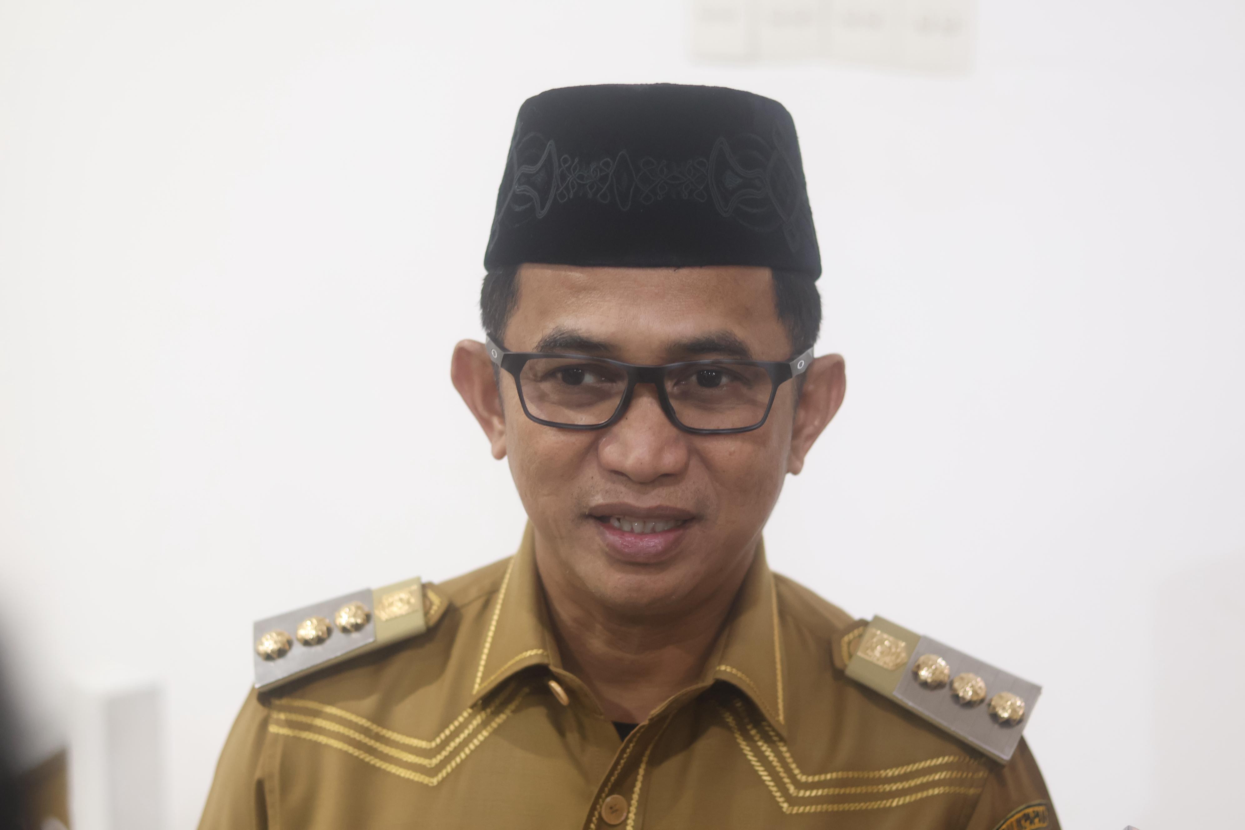 PRIORITAS: Hari pertama Wali Kota Balikpapan Rahmad Mas&rsquo;ud bekerja memimpin rapat di Aula Balai Kota Balikpapan, Senin (3/3).