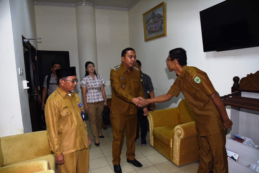 PERDANA: Hari pertama Bupati Frederick Edwin masuk kerja, berkeliling, menyapa, dan memberi motivasi di 12 bagian di kantor bupati Kutai Barat.