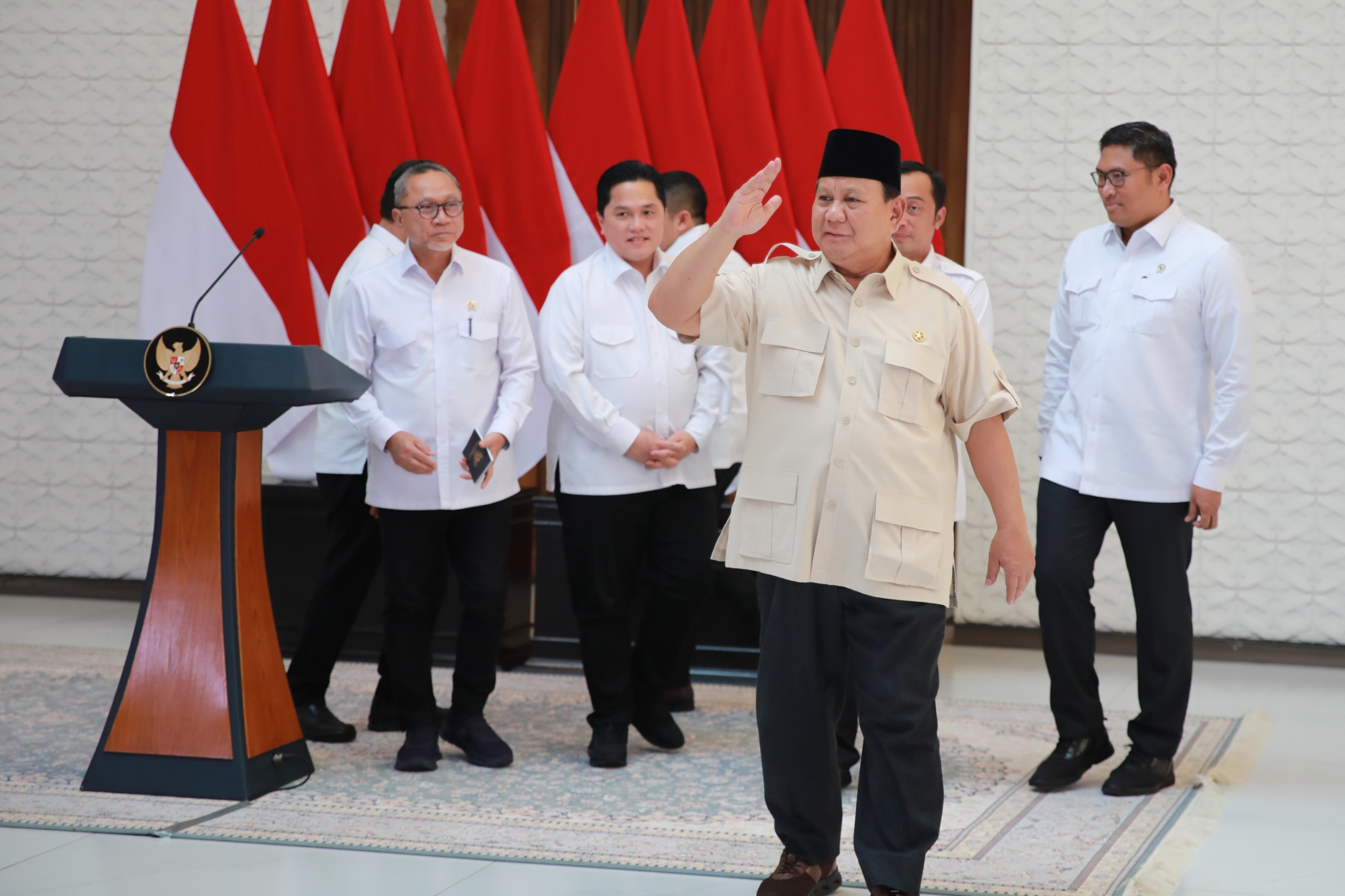 Presiden Prabowo membentuk Koperasi Desa Merah Putih untuk mengatasi rantai distribusi pangan.
