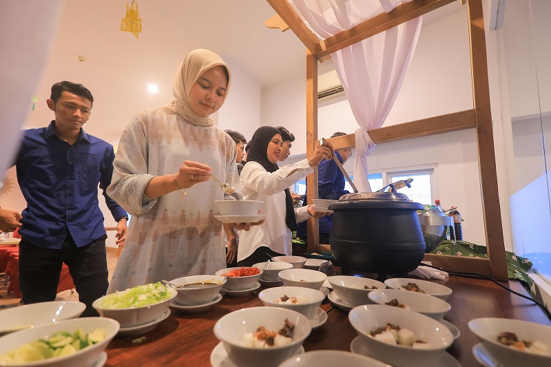 GUGAH SELERA: Ada 50 menu khas nusantara yang disajikan berbeda setiap harinya kala menikmati waktu berbuka puasa di Whiz Prime Balikpapan.