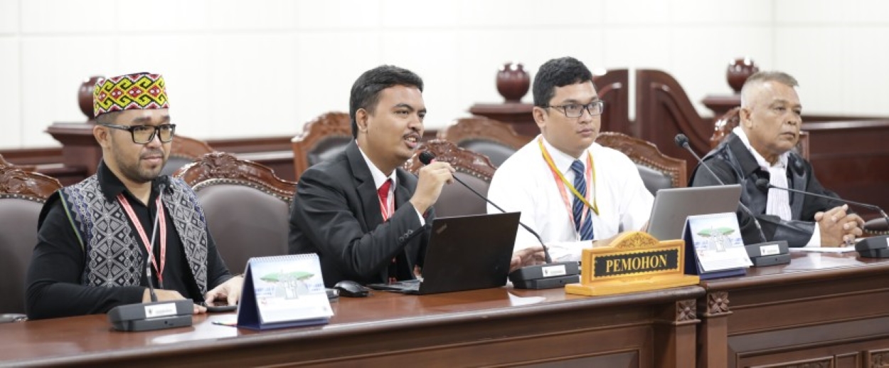 MINTA DIKURANGI: Sidang pendahuluan uji materi UU IKN ke MK yang diajukan oleh Stepanus Febyan Babaro, Selasa (4/3).