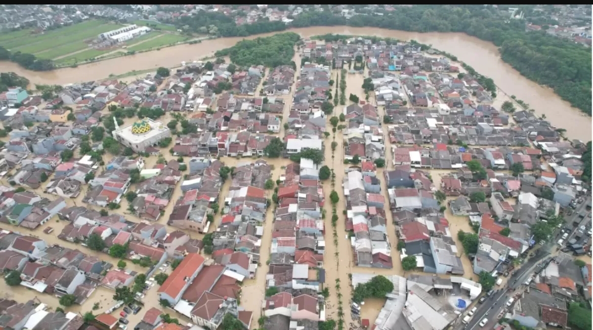 Penampakan banjir di Bekasi. (FOTO: JAWA POS)