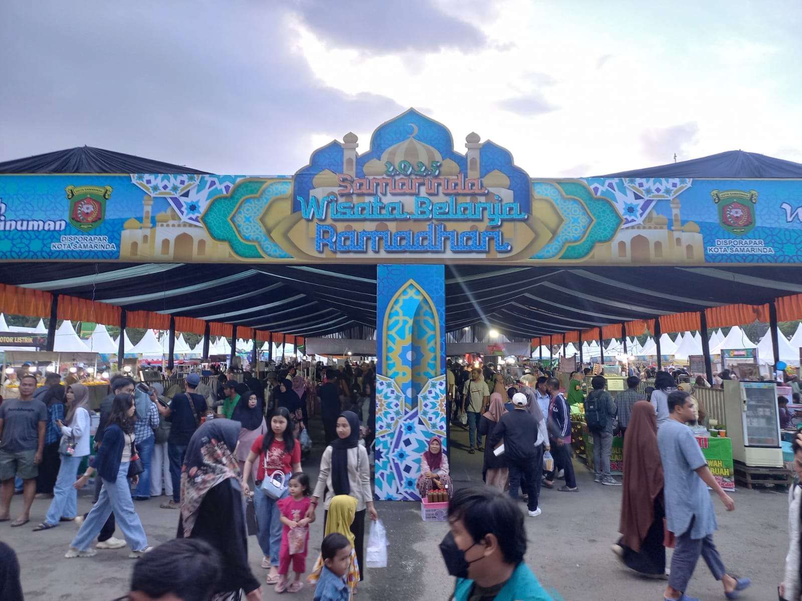 WISATA: Berbelanja Ramadan yang terletak di Gor Segiri Samarinda, dipadati warga.