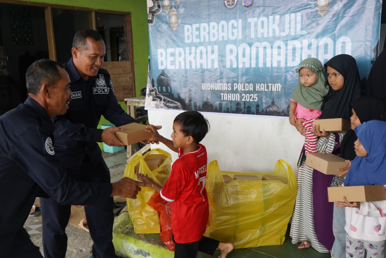 BERBAGI: Personel Bidang Humas Polda Kaltim berbagi di Ramadan ini di Yayasan Darusilmi.