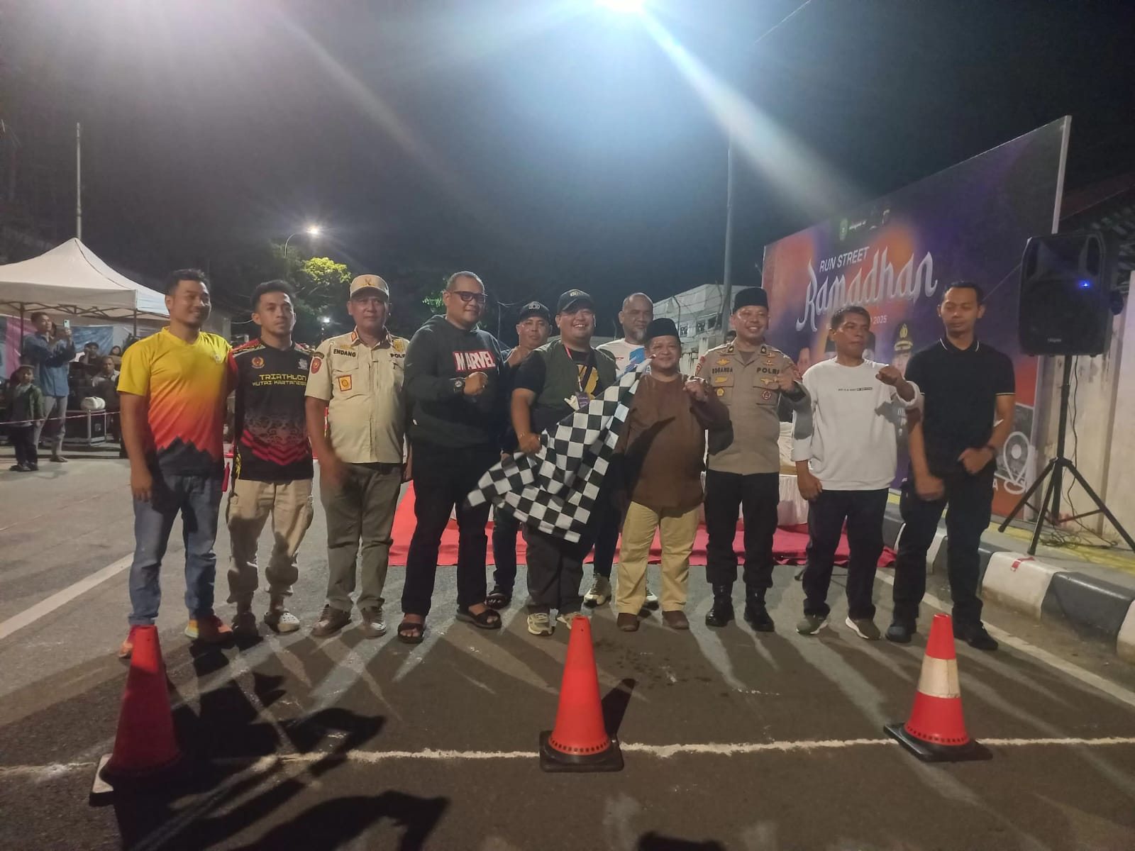 Kadispora Kukar Ali Husni (keempat kanan) saat membuka kegiatan Run Street Ramadan Kukar 2025, Minggu (2/3).