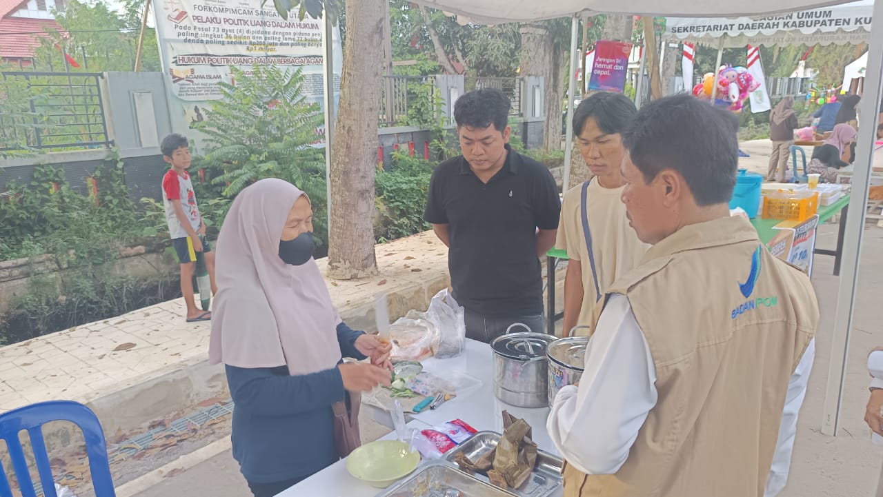 TURUN KE LAPANGAN: BPOM melakukan inspeksi mendadak di pasar Ramadan di Sangatta Utara untuk mengawasi takjil yang mengandung bahan berbahaya. (JUFRIADI/KP)