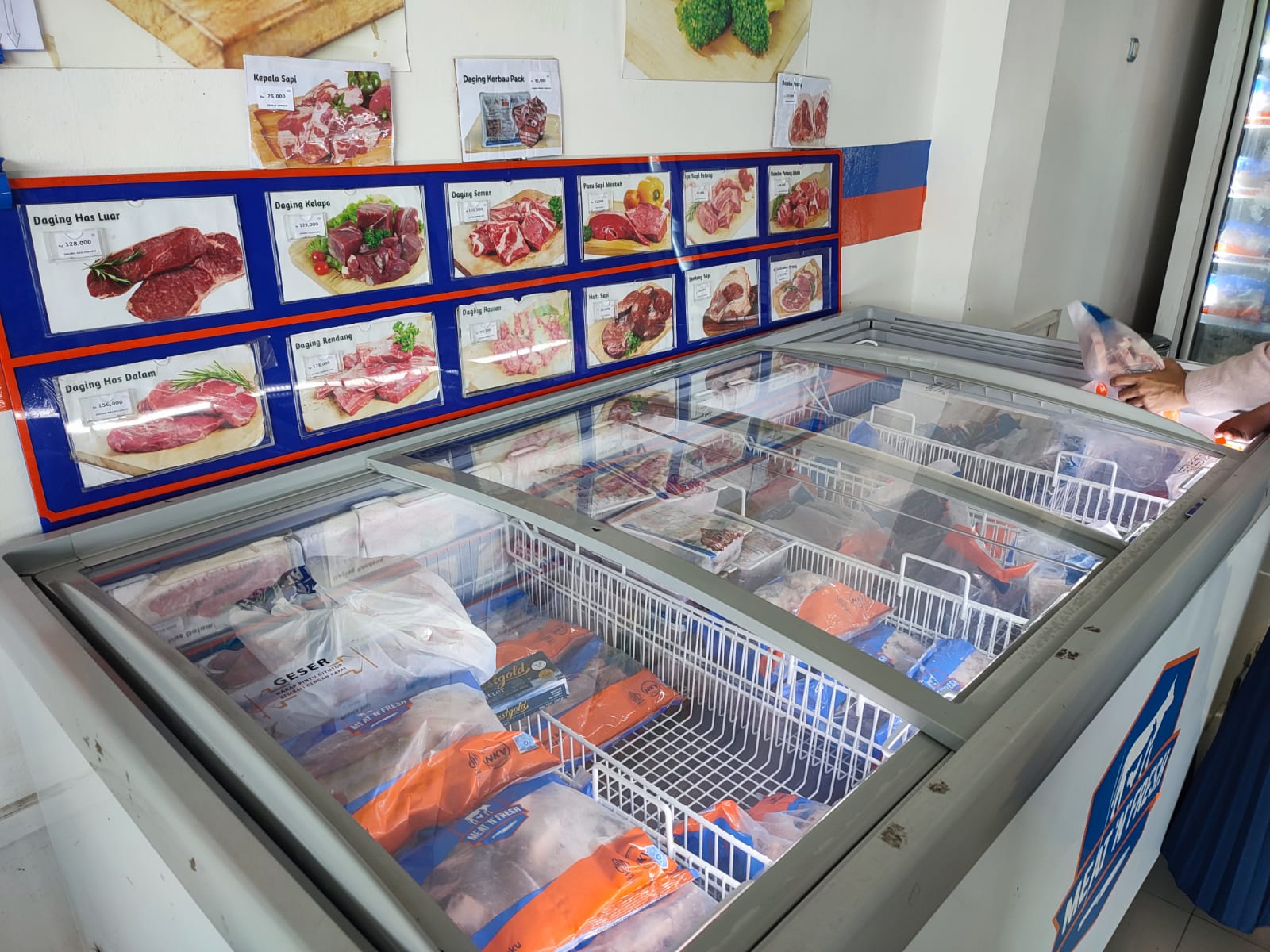 Peternak Sapi di Kabupaten Paser banyak berkurang karena makin banyaknya peredaran daging beku di pasar. (Foto: Najib/KP)