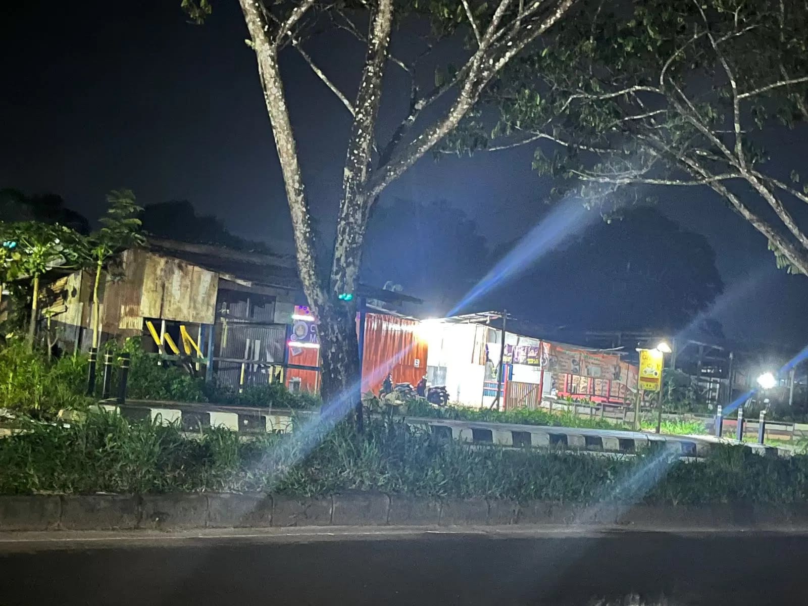 IZIN: Belasan kafe di sepanjang Jalan Kapten Soejono Aji, Kecamatan Sambutan, yang mengarah ke Jembatan Achmad Amins, diduga belum mengantongi izin resmi. (NASYA/KP)