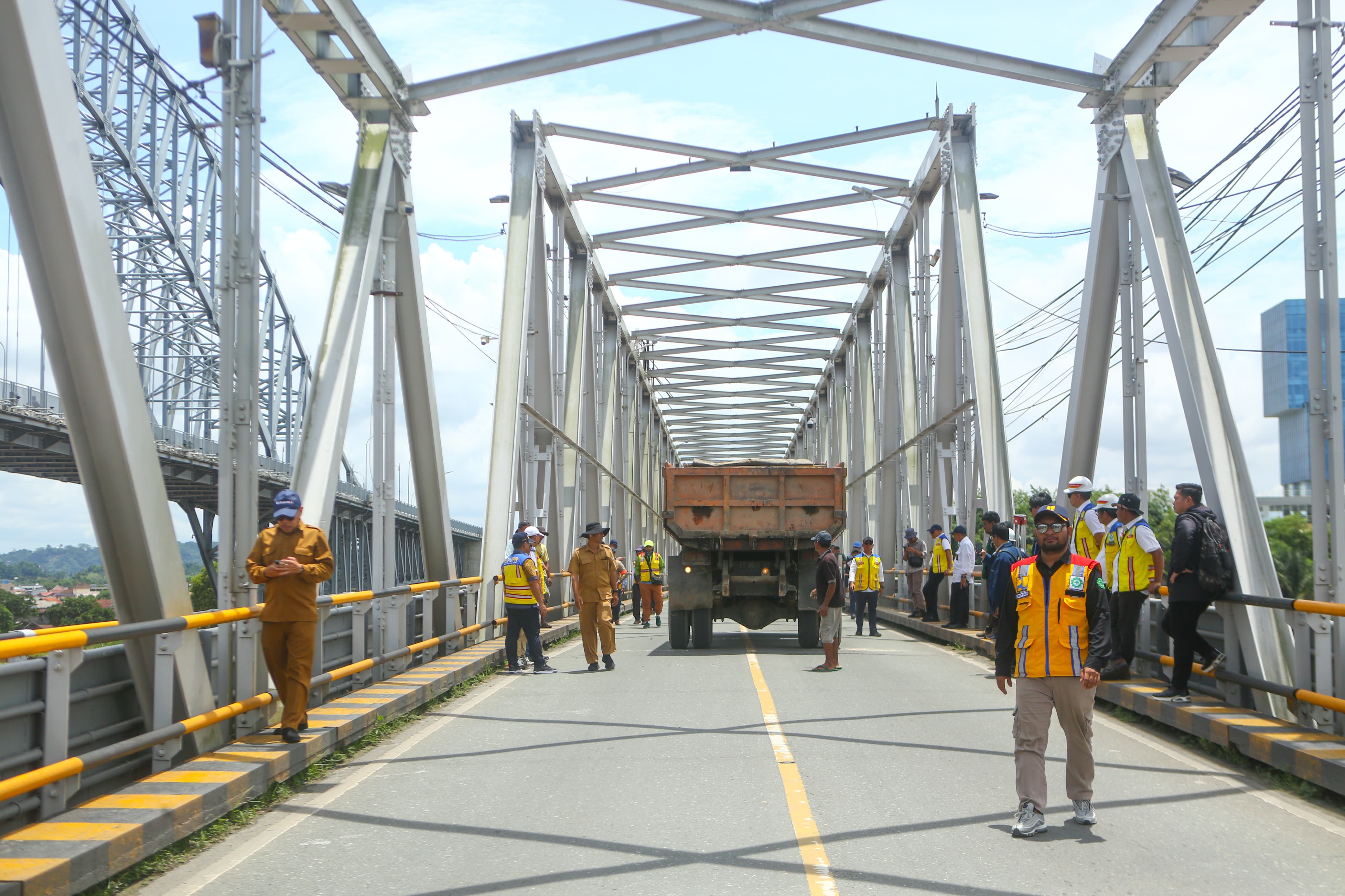 UJI DINAMIS: Jembatan Mahakam kembali ditutup pukul 09:00 Wita sampai dengan selesainya kegiatan pengujian struktur atas dan uji beban Dinamik, Selasa (4/3). (FOTO RAMA SIHOTANG/KP).