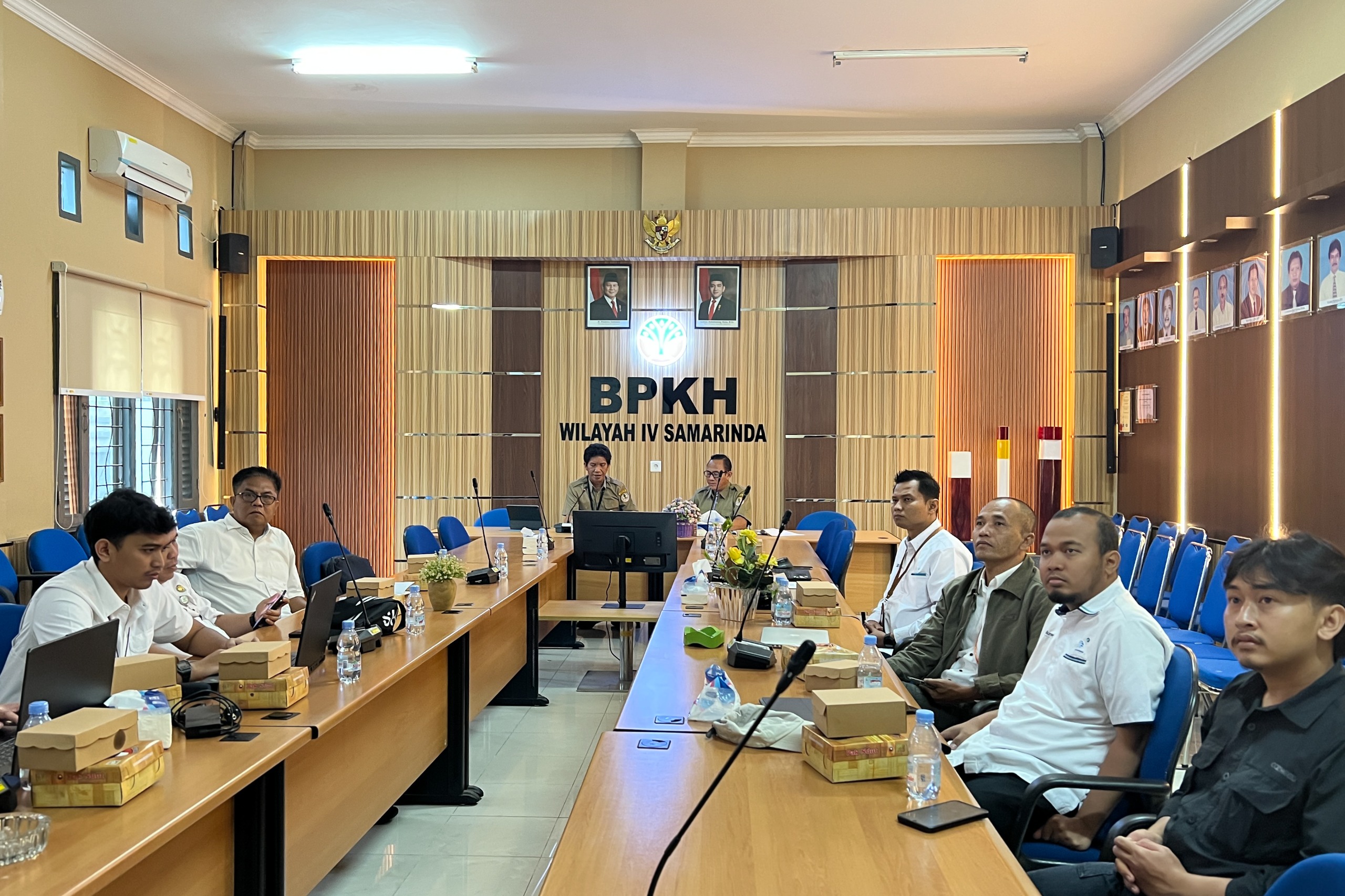 PLN UIP KLT bersama Balai Pemantapan Kawasan Hutan dan Tata Lingkungan Wilayah IV Samarinda menggelar rapat penting, membahas penataan batas areal untuk Izin PPKH.