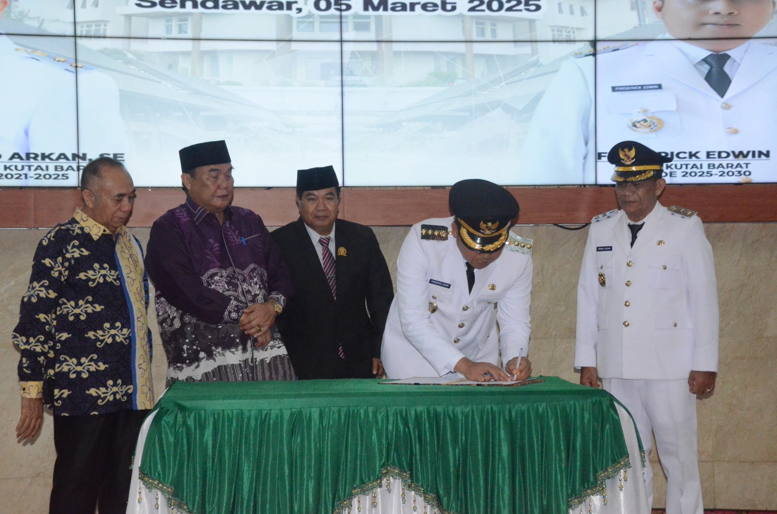 SERTIJAB: Bupati dan Wakil Bupati Kutai Barat Frederick Edwin (kanan) dan Nanang Adriani serah terima jabatan dengan Bupati dan Wakil Bupati sebelumnya, FX Yapan (kiri) dan H Edyanto Arkan.